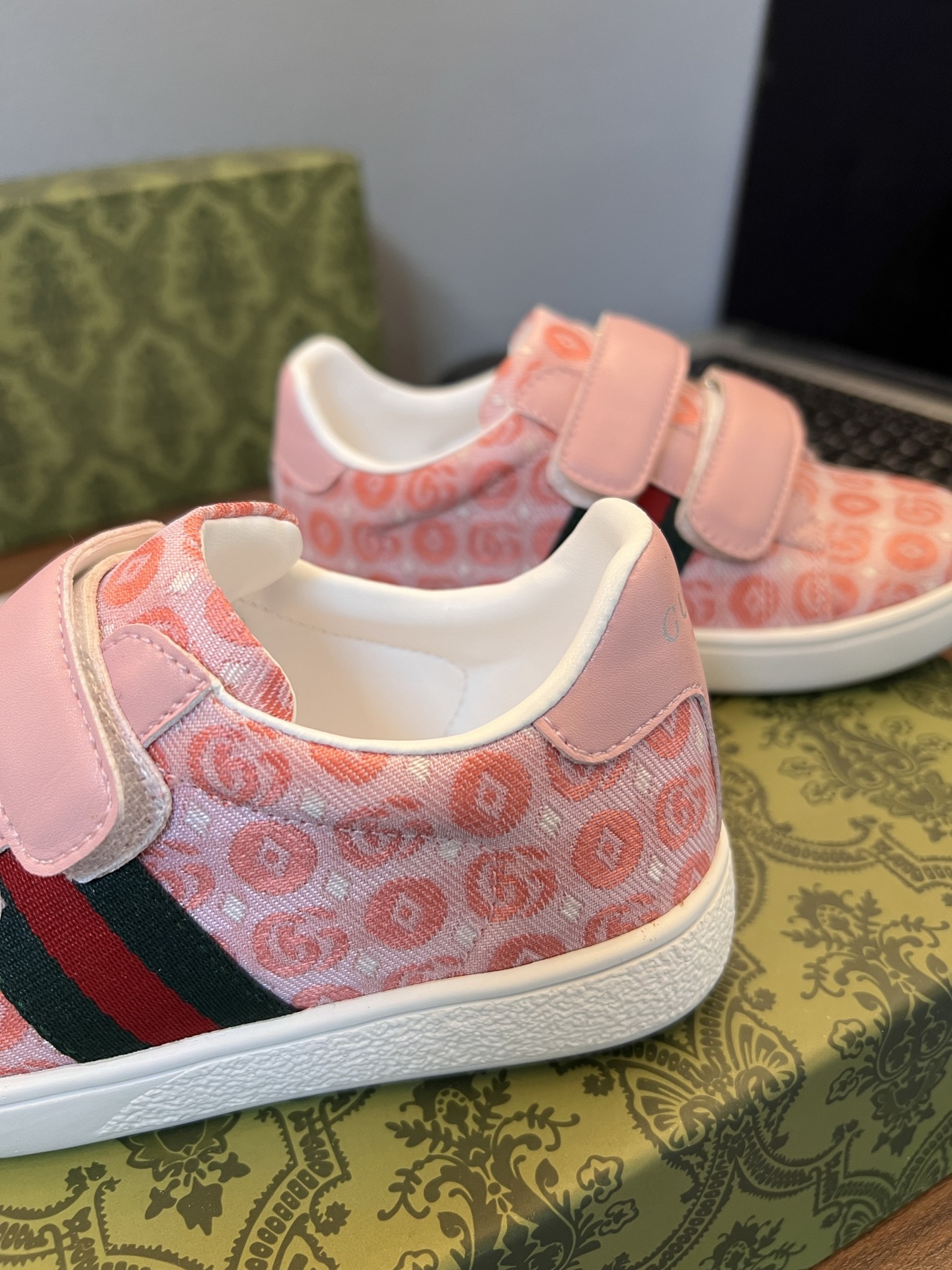 Children's shoes child